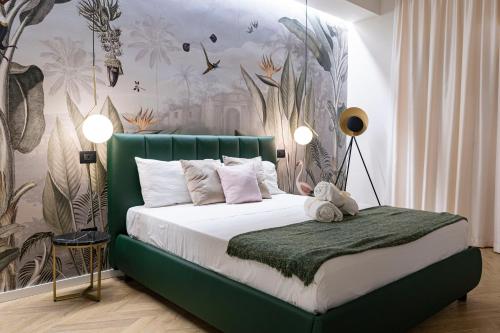 阿格里真托Ammare rooms的一间卧室配有一张带绿色床头板的床