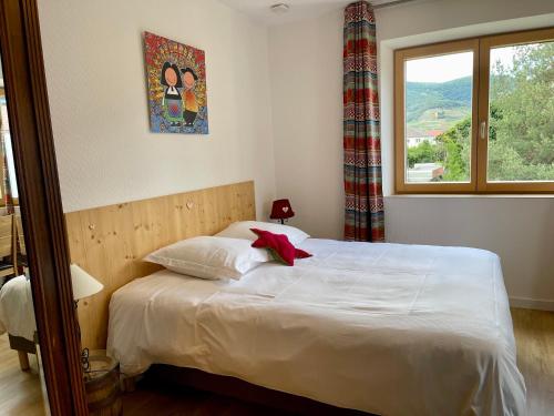 Alsacebnb - Gîte 12 personnes dans le vignoble - Piscine privée & Spa客房内的一张或多张床位