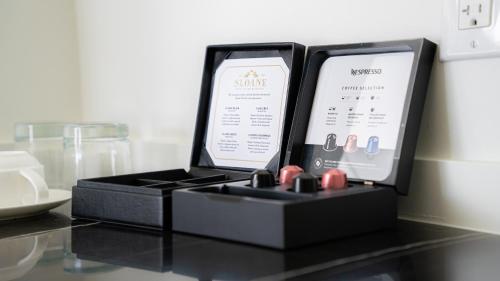 卡利登Mount Alverno Luxury Resorts的一张桌子上装有两部手机的黑盒