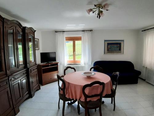 科马诺泰梅Casa Vacanze Cillà的客厅配有桌子和沙发