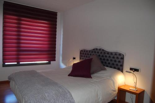 恩坎普APARTAMENT TUCAMP nº6275的一间卧室配有一张床和一个带红色百叶窗的窗户