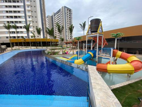 奥林匹亚Apartamento dentro de resort próximo do Thermas dos Laranjais的度假村内带水滑梯的游泳池