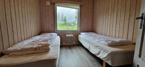 SandeDøskeland的小型客房 - 带2张床和窗户