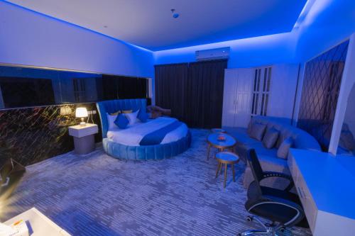 拉夫哈فندق ابيات الشمال的蓝色的客房配有床和沙发