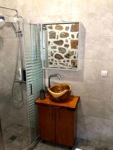 阿基欧斯尼古拉斯Oikia Stone House in seaside Kalo Chorio的一间带水槽和淋浴的浴室