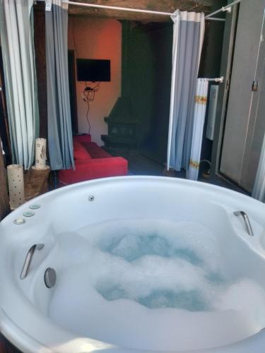 利马杜阿蒂Du vadinho hotel的室内装满水的浴缸