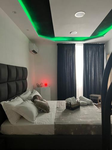 那不勒斯Dream & Fly的一间卧室配有一张带绿色灯光的大床