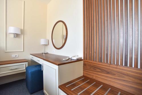 布德瓦Vistamar Hotel & Apartments的一间带镜子和梳妆台的浴室