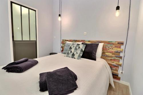 马赛La Sardine du Panier®的卧室配有带枕头的大型白色床