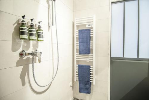 马赛La Sardine du Panier®的带淋浴和蓝色毛巾的浴室