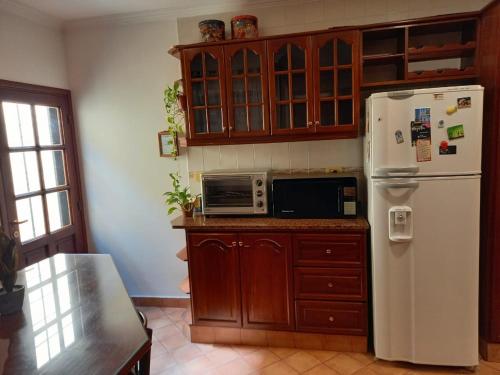 萨尔塔Casa La Linda de la Virrey的厨房配有白色冰箱和微波炉