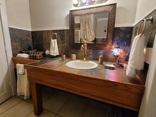 皮尔斯堡MAGICAL MOROCCAN TENT WITH POOL CLOSE TO THE BEACH的一间带水槽和镜子的浴室