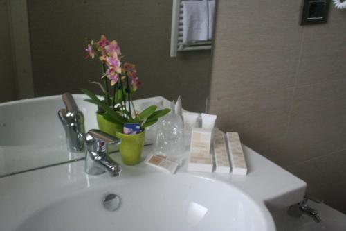 文蒂米利亚伊娃别墅酒店 的浴室水槽上放着花瓶