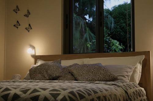 庞普勒穆斯Luxury Cosy Guesthouse的卧室配有带枕头的床铺和窗户。