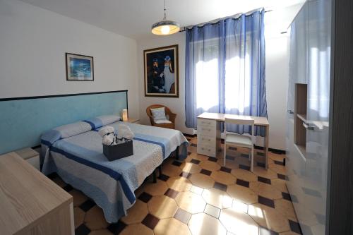 阿尔盖罗帕考塔拉戈纳公寓的一间卧室配有一张床和一张桌子,上面有泰迪熊