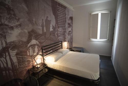 拉文纳BB LETTERARIO的卧室配有一张壁画床