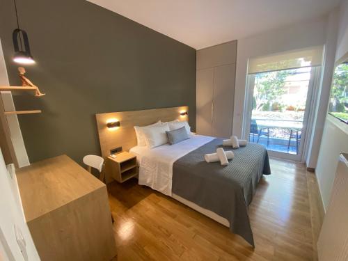 瓦尔基扎Fospitality Greece的一间卧室设有一张床和一个大窗户