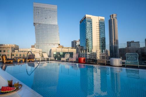 特拉维夫特拉维夫英迪格酒店 - 钻石区的大楼屋顶上的大型游泳池