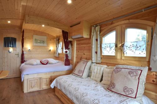 Ladoix SerrignyLa Maison Rouge Ladoix - Proche Beaune的小木屋内的卧室,配有两张床