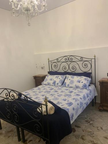 加拉蒂纳Appartamento Primitivo的一间卧室配有一张带蓝色和白色棉被的床