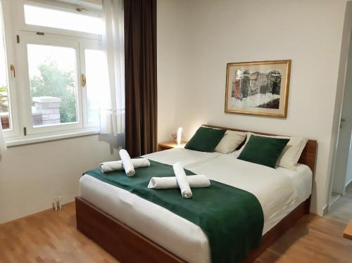 莫斯塔尔Apart AS的卧室配有一张带白色枕头的大床