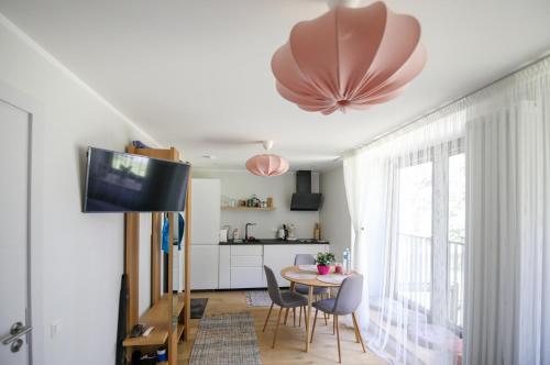 ĶesterciemsSeaside apartment Albatross, spa and pool的客厅配有桌椅和电视。