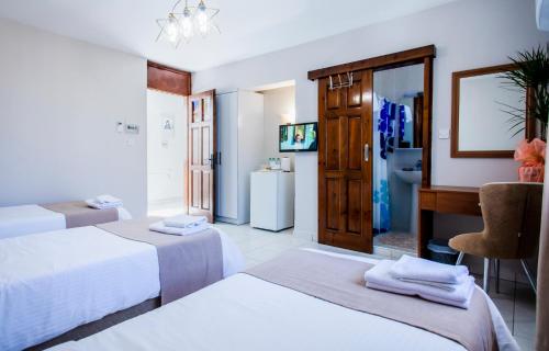 凯里尼亚Homelike Guest house的酒店客房带两张床和一间浴室
