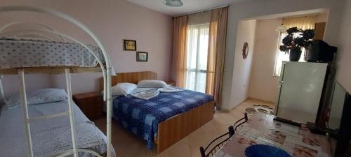 都拉斯Villa Madani的一间卧室配有一张床和一张双层床。