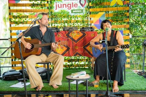 帕罗林Jungle by sturmfrei Palolem的男女演奏吉他和麦克风