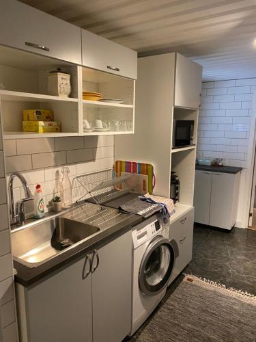 RödebyKarlskrona的厨房配有水槽和洗衣机