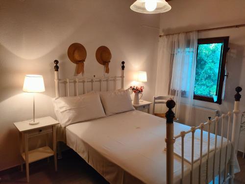 卡拉莫斯Armonia & Anemos Family Apartments的卧室配有白色的床和窗户。