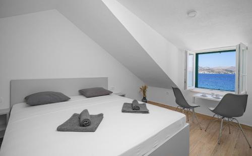 希贝尼克Krapljunka, otok Krapanj的白色的卧室设有床和窗户