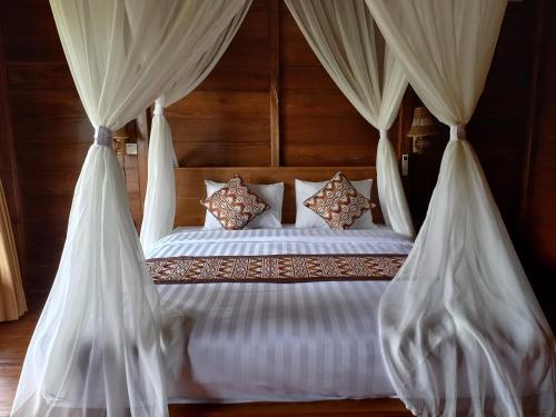 Ayu Guesthouse Ubud客房内的一张或多张床位