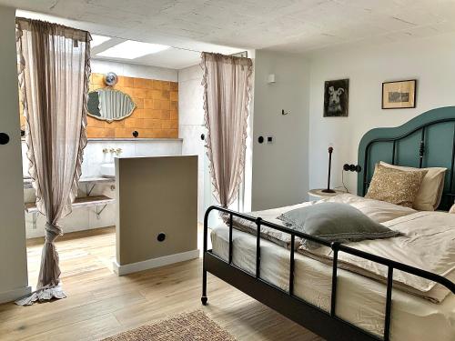 MencshelyCheerful Cottage at Balatonfelvidek Dörgicse的一间卧室配有一张蓝色框的床
