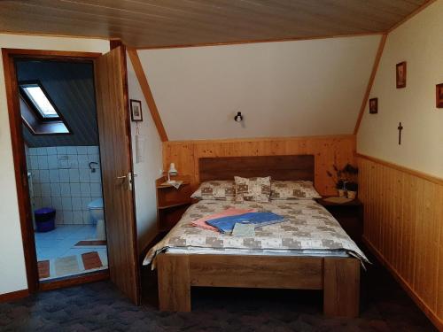 维谢格拉德玫瑰小屋旅馆的一间卧室配有一张床,浴室设有淋浴。