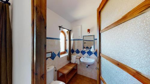 巴尔巴特拉布勒尼亚埃尔帕洛马酒店的一间带水槽和卫生间的小浴室