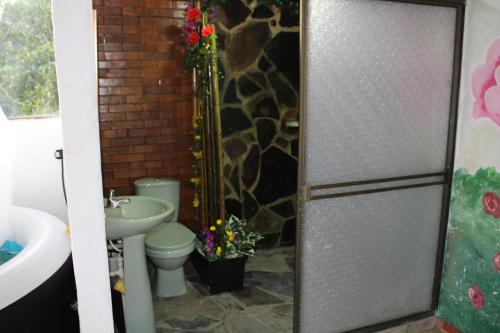 拉维加el paraíso de Butulú 1的一间带卫生间和水槽的浴室