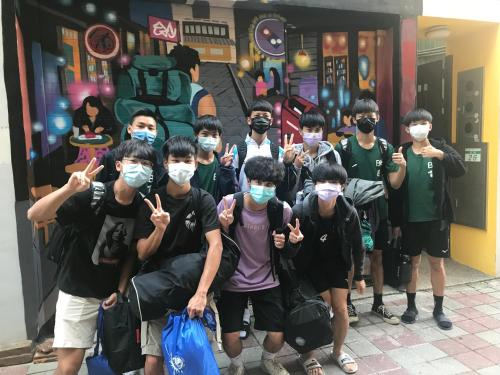 台南mydeer backpacker的一群戴面具的男孩,摆出一张照片
