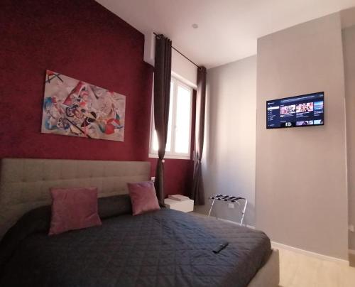 博洛尼亚Casa Beda的卧室配有一张床,墙上配有电视。