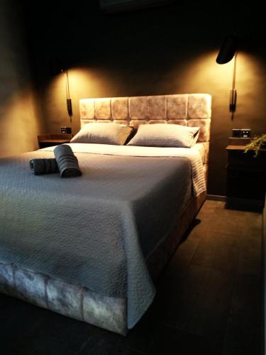 特罗吉尔House of Silence的卧室配有一张带白色床单和枕头的大床。