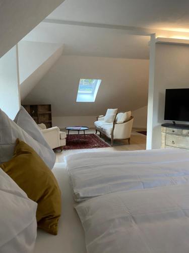 滨湖科伊查赫Villa-Stern的一间带大床的卧室和一间客厅
