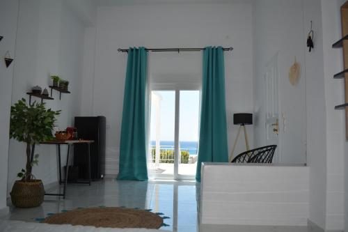 ProvatasMaistrali的客厅设有滑动玻璃门,享有海景