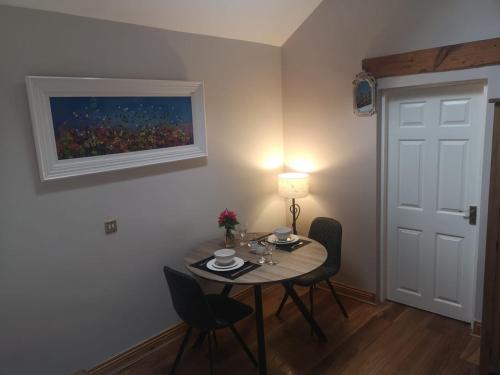 Catstone Lodge的餐桌、椅子和墙上的绘画