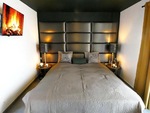 列日SuiteDreams - Relax Suite Liège的一间卧室配有一张大床和大床头板