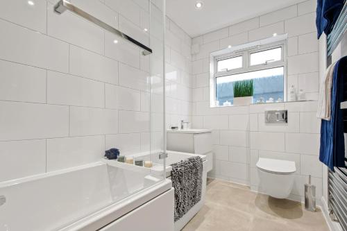凯特林Butterfly House - Luxury 2 Bedroom Property的白色的浴室设有浴缸和卫生间。