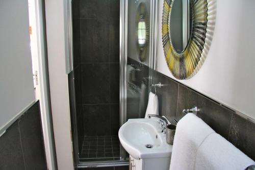 开普敦惬意时光公寓 - 开普敦的一间带水槽和镜子的浴室