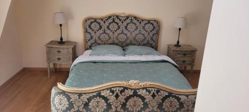 卡尔萨克阿亚克La Grange, Le Domaine de Brugal的一间卧室配有一张带2个床头柜的大床