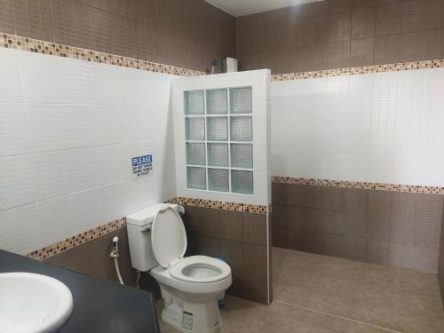拉迈BEA Privileged Apartment的一间带卫生间、水槽和窗户的浴室
