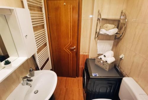 扎普雷希奇Apartman Jurak的一间带水槽、卫生间和镜子的浴室