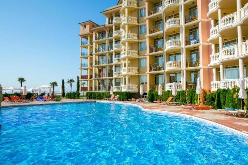 埃勒尼特Andalucia Beach - Sea Viev Apartments的大型公寓大楼前的大型游泳池